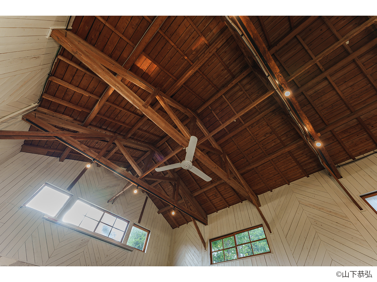 倉庫蔵の雰囲気を生かしながらリノベーションした貞山運河沿いのおしゃれなカフェの天井